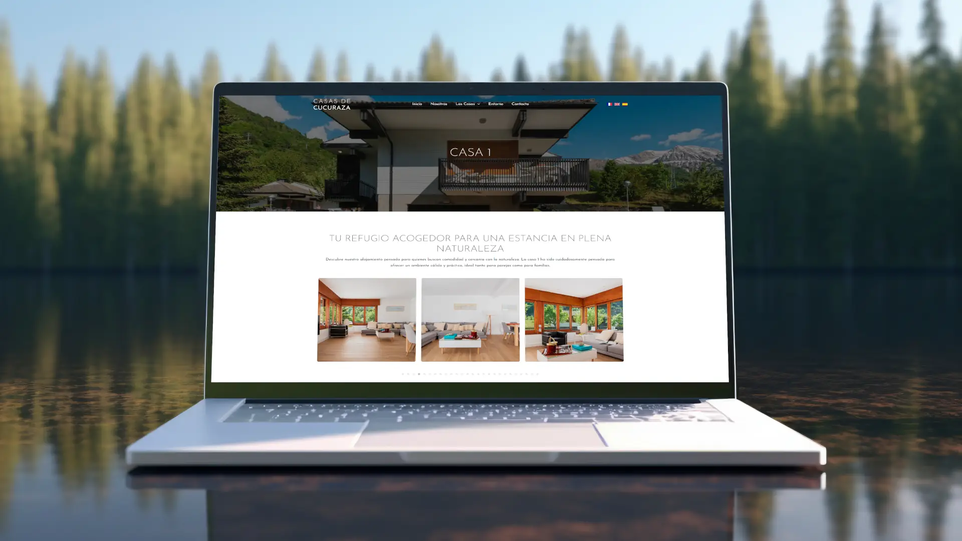 Portátil mostrando la web multilingüe de Casas de Cucuraza en un entorno natural